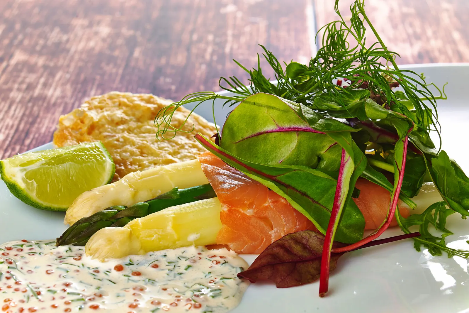 Laxroulad med sparris, romsås och bladsallad