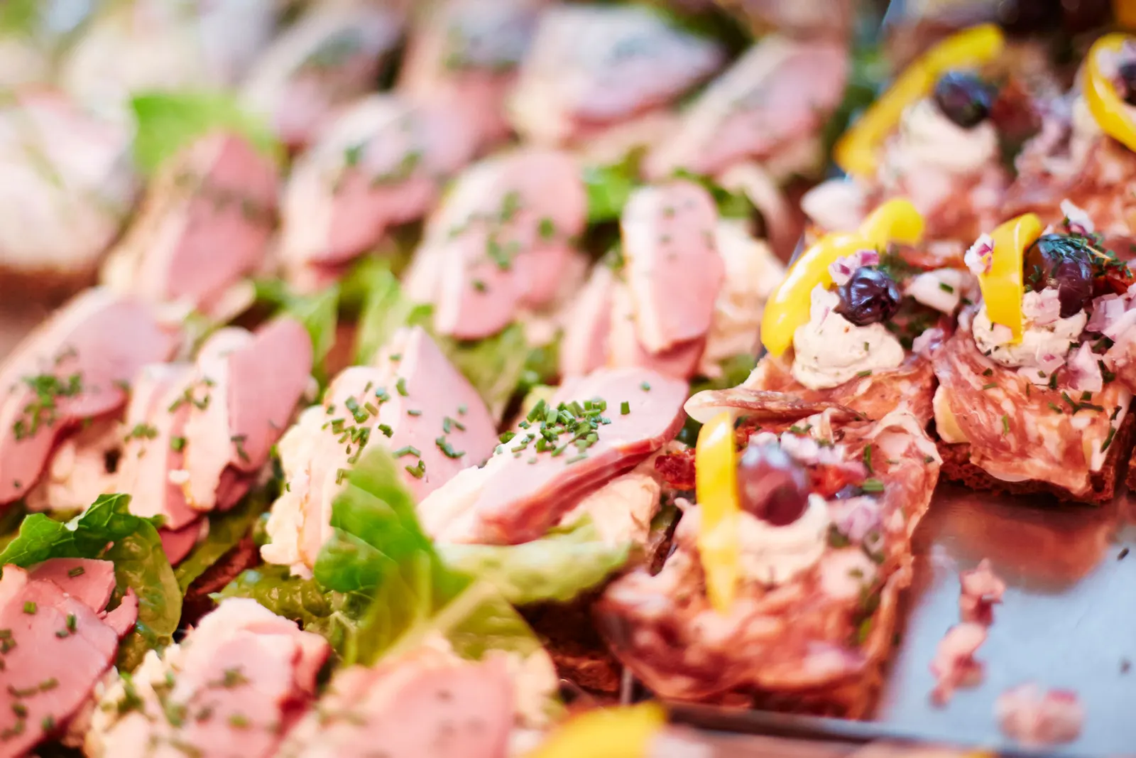 Uppläggning av gourmetas på fat
