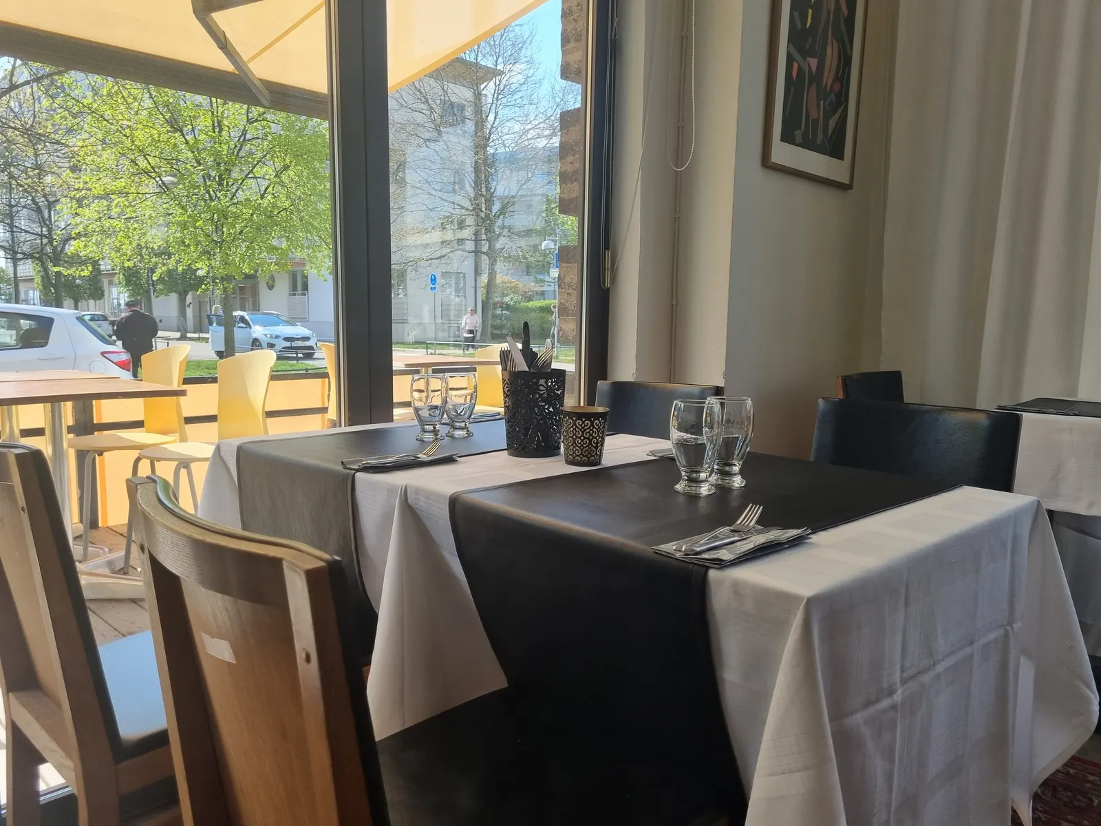 Dukade bord vid fönstret i Lagmarks lokal