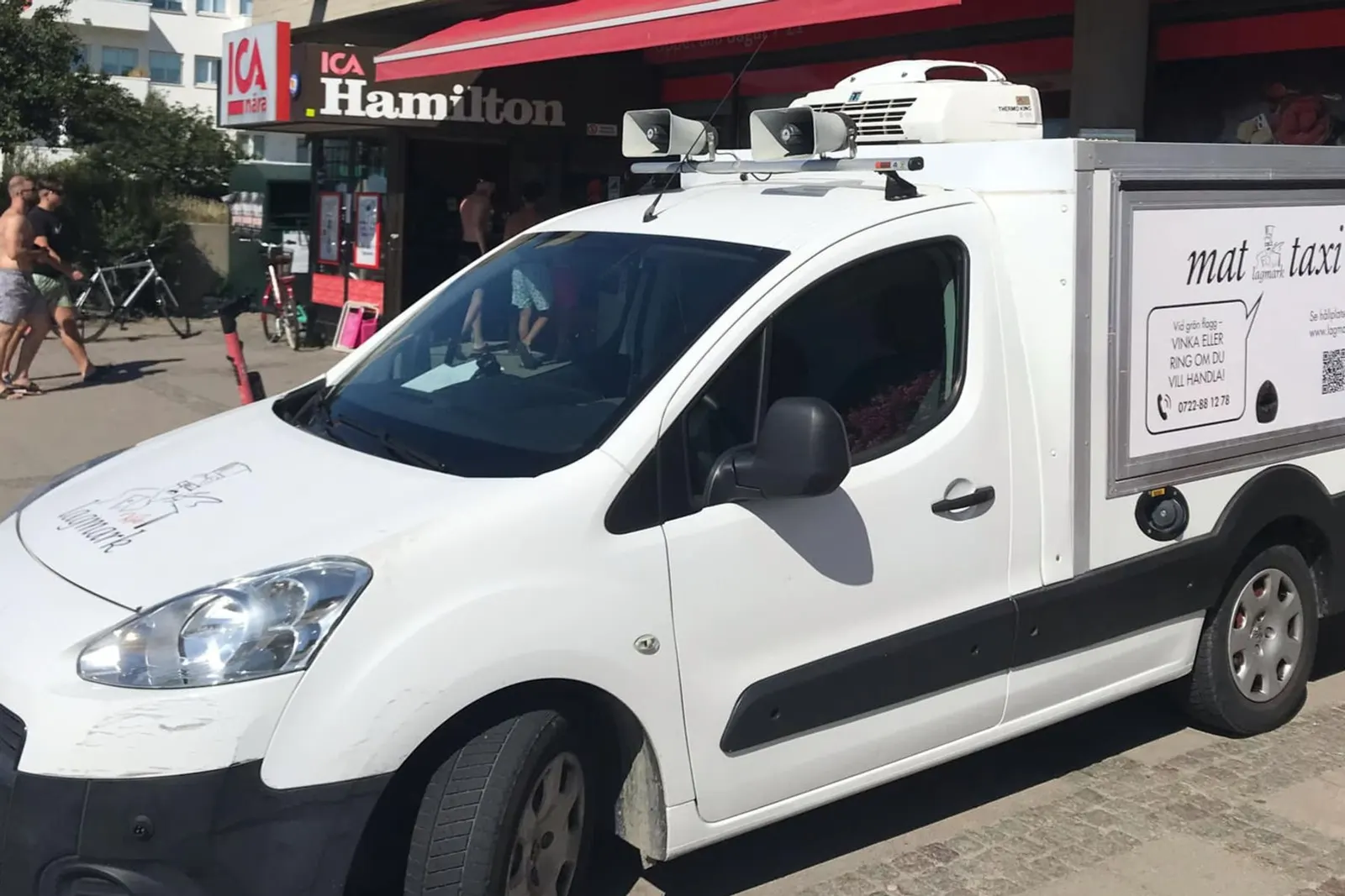 Lagmarks matbil parkerad vid en ICA-butik